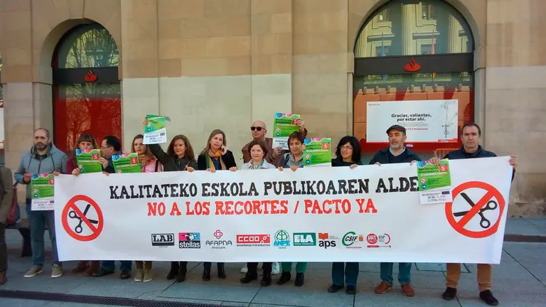 Diferentes sindicatos se han concetrado frente al Gobierno de Navarra. EUROPA PRESS