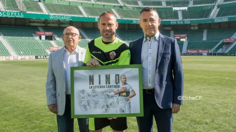 Nino, homenajeado en Elche. Twitter Elche CF.