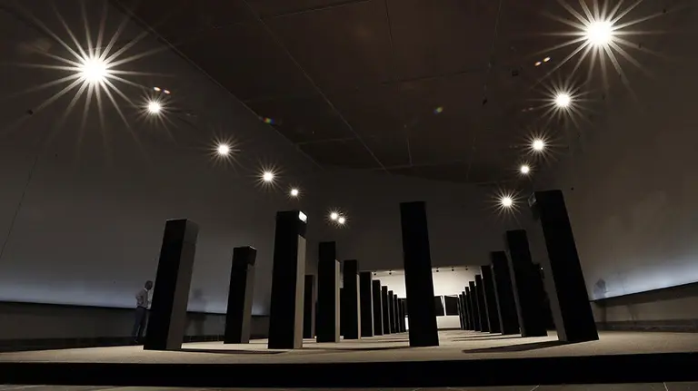 GRAF6664. PAMPLONA (ESPAÑA), 18/04/2018.- El Museo Universidad de Navarra (MUN) inaugura hoy en su sala principal la muestra &#34;menhires&#34; de Elena Asins, artista con la que el centro colaboraba para materializar un proyecto conjunto cuando esta falleció en 2015, por lo que la exposición &#34;tiene un sabor y un sentimiento especial&#34;.EFE/Jesús Diges