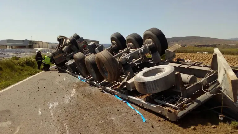 Un camión ha volcado en Fitero tras salirse de la vía