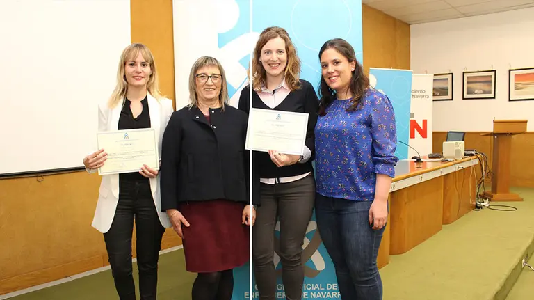 Las autoras premiadas, con la presidenta del Colegio
