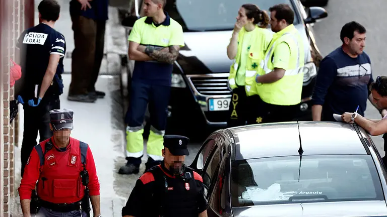 GRAF7001. OLITE (NAVARRA), 18/04/2018.- Efectivos de la Policía Foral, esta tarde en las inmediaciones del domicilio de la localidad navarra de Olite, en el que un padre y un hijo han fallecido y la madre de la familia ha resultado herida grave, en un posible parricidio o caso de violencia familiar. Efe/Jesus Diges