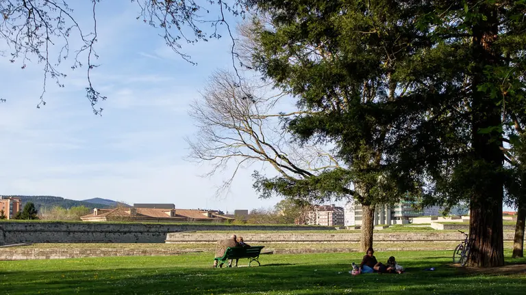 Tarde primaveral en el Parque Yamaguchi de Pamplona. Tiempo, calor, sol.  (10). IÑIGO ALZUGARAY