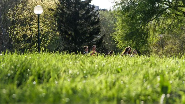 Tarde primaveral en el Parque Yamaguchi de Pamplona. Tiempo, calor, sol.  (16). IÑIGO ALZUGARAY