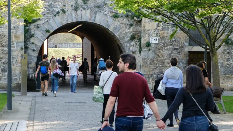 Tarde primaveral en el Parque Yamaguchi de Pamplona. Tiempo, calor, sol.  (4). IÑIGO ALZUGARAY