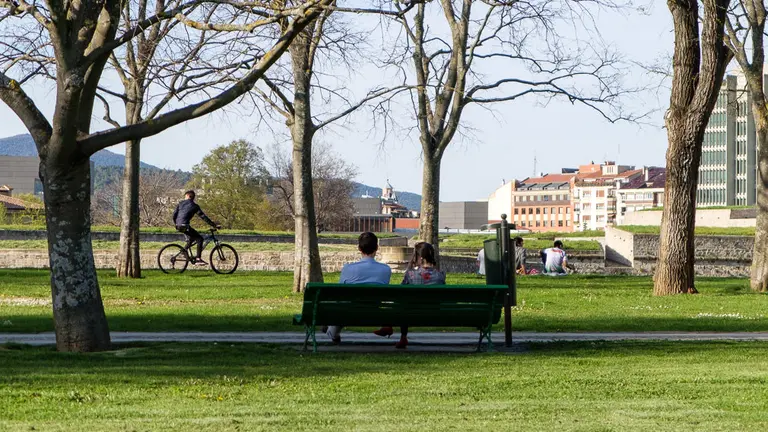Tarde primaveral en el Parque Yamaguchi de Pamplona. Tiempo, calor, sol.  (8). IÑIGO ALZUGARAY