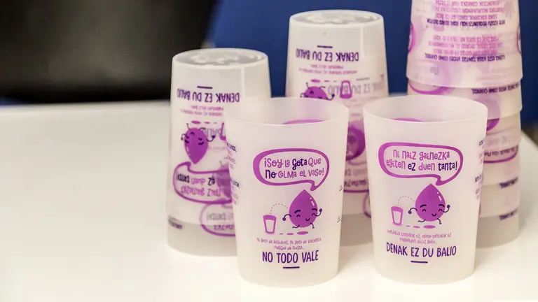 El Ayuntamiento de Pamplona y representantes de Comisiones de Fiestas de los barrios presentan el vaso reutilizable para las fiestas de toda la ciudad (06). IÑIGO ALZUGARAY