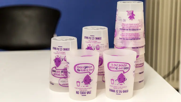 El Ayuntamiento de Pamplona y representantes de Comisiones de Fiestas de los barrios presentan el vaso reutilizable para las fiestas de toda la ciudad (07). IÑIGO ALZUGARAY