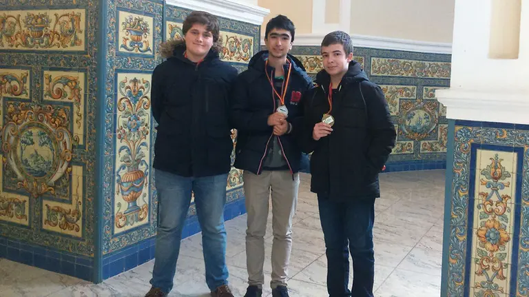 Delegación navarra en la XXIX Olimpiada Española de Física. Pablo Aparicio, Javier Innerarity y Daniel Sotelo, en la Universidad de Valladolid. UPNA