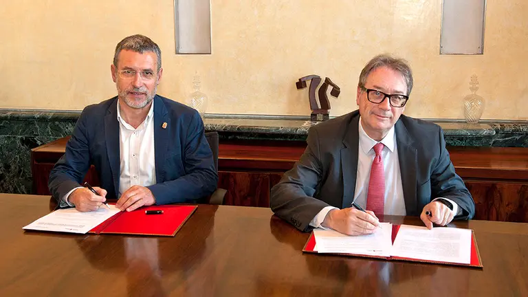 El vicepresidente Miguel Laparra y el subdirector general de la Fundación Bancaria ”la Caixa”, Marc Simón, renuevan el convenio para promover el programa de Personas Mayores CEDIDA