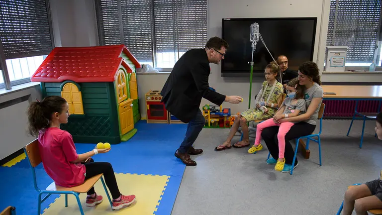 El Complejo Hospitalario de Navarra acoge la actuación del mago Marco dentro de una colaboración con la Fundación Abracadabra. PABLO LASAOSA (3)