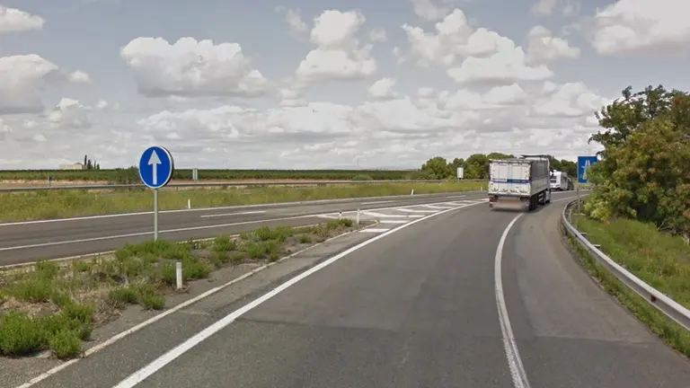 Imagen de camión circulando en una de las entradas a la autopista AP-15 en el término de Castejón ARCHIVO