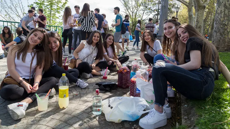 Los universitarios &#39;calientan motores&#39; de botellón en el Parque de la Media Luna de Pamplona de camino a la Carpa de Primavera de la UPNA (26). IÑIGO ALZUGARAY