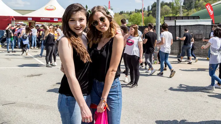 Miles de jóvenes disfrutan de la carpa de Primavera de la UPNA en el patinódromo del Club Deportivo Amaya de Pamplona. IÑIGO ALZUGARAY (1)