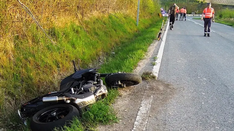 Un motorista resultó herido grave este viernes tras salirse de la vía a la altura de Viana