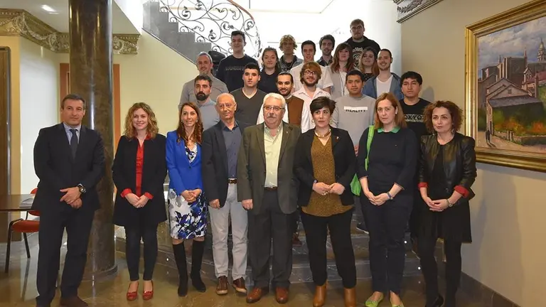 Estudiantes, miembros de la CEN y del Cluster Functional Print durante la jornada de presentación de este viernes
