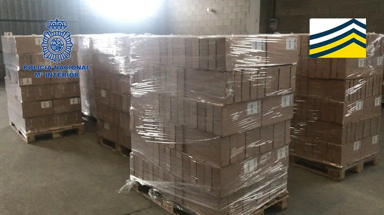 Envases de leche falsa incautados por la Policía Nacional en una fábrica de Girona