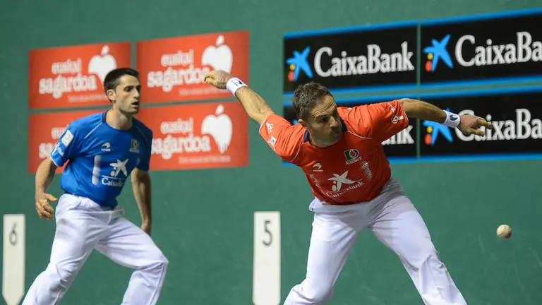 Olaizola - Albisu se enfrentan en el frontón Labrit. PABLO LASAOSA 13
