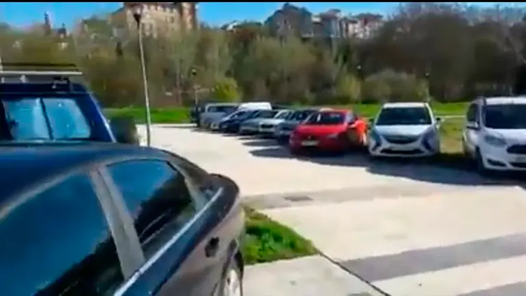 Coches aparcados en la Rochapea en una zona solo para residentes