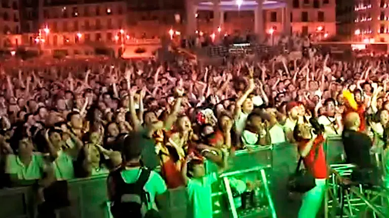 Cientos de personas se congregaron en la Plaza del Castillo para apoyar a España en el Mundial de 2010