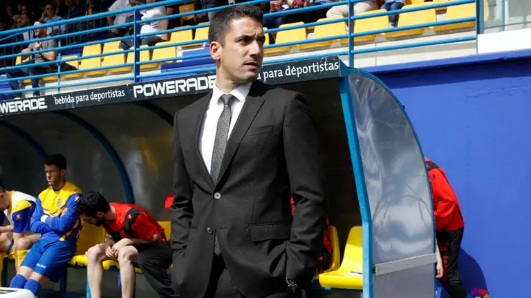 Julio Velázquez, entrenador del Alcorcón, durante el encuentro con Osasuna LaLiga123