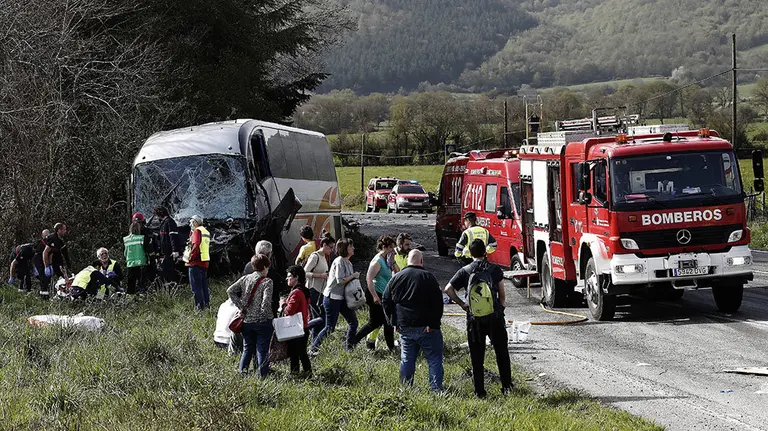 GRAF9729. LANTZ (NAVARRA, 22/04/2018.- Una persona ha fallecido, otras dos han resultado heridas graves y un decena más con heridas de menor consideración, tras el choque frontal entre un autobús y un coche ocurrido sobre las 09:36 horas en la carretera N-121-A a la altura de la localidad de Lantz. El fallecido es el conductor y único ocupante del turismo, mientras que el herido grave es el conductor del autobús, perteneciente a la empresa La Baztanesa, que cubría una línea por la zona y que llevaba una decena de pasajeros a bordo. EFE/Jesús Diges