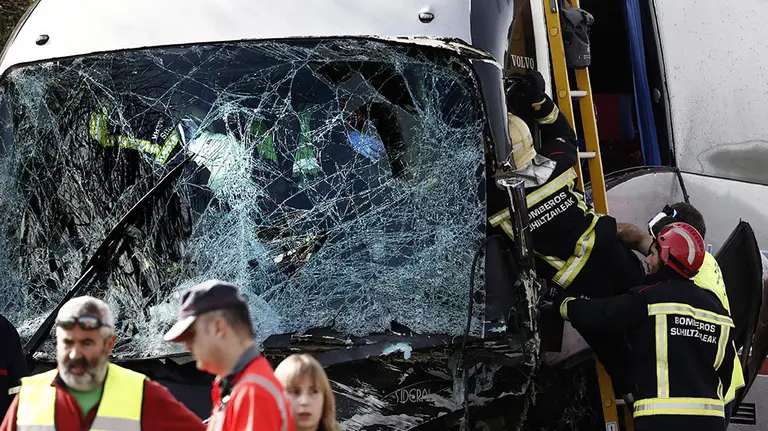 GRAF9758. LANTZ (NAVARRA, 22/04/2018.- Un grupo de bomberos y médicos intentan excarcelar al conductor del autobús que ha resultado herido tras el choque frontal con un coche ocurrido en la localidad de Lantz, en el que una persona ha fallecido, otras dos han resultado heridas graves y un decena más con heridas de menor consideración, tras el choque frontal entre un autobús y un coche ocurrido sobre las 09:36 horas en la carretera N-121-A a la altura de la localidad de Lantz. El fallecido es el conductor y único ocupante del turismo, mientras que el herido grave es el conductor del autobús, perteneciente a la empresa La Baztanesa, que cubría una línea por la zona y que llevaba una decena de pasajeros a bordo. EFE/Jesús Diges