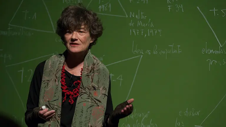 La matemática Capi Corrale imparte la lección inaugural de Menhires en el Museo UN