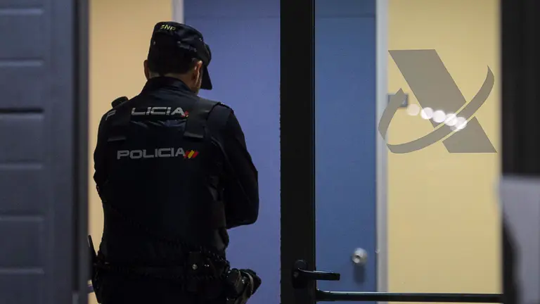 Explosión nocturna en el edificio de Hacienda de la calle Yanguas y Miranda de Pamplona. PABLO LASAOSA 05