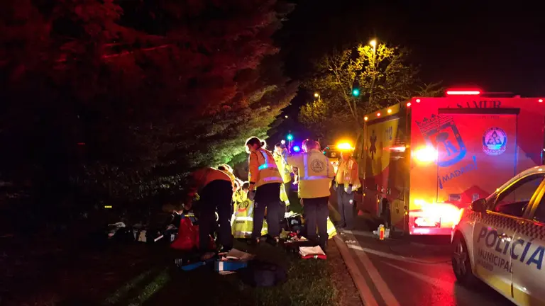 Personal de Emergencias Madrid atienden a la mujer tras el atropello. TWITTER