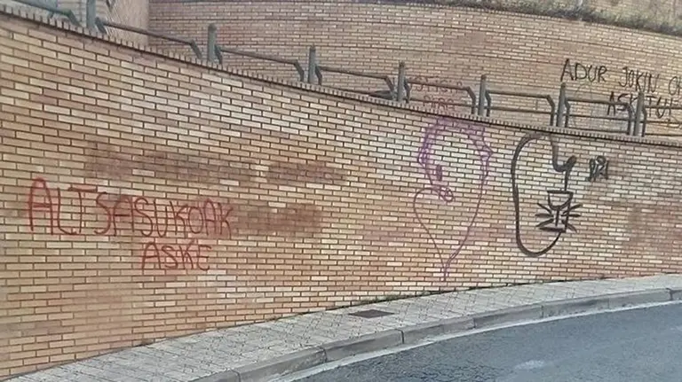 Imágenes de las pintadas a favor de los agresores de Alsasua aparecidas en Tudela y que todavía no han sido borradas por el Consistorio ribero. NAVARRA.COM