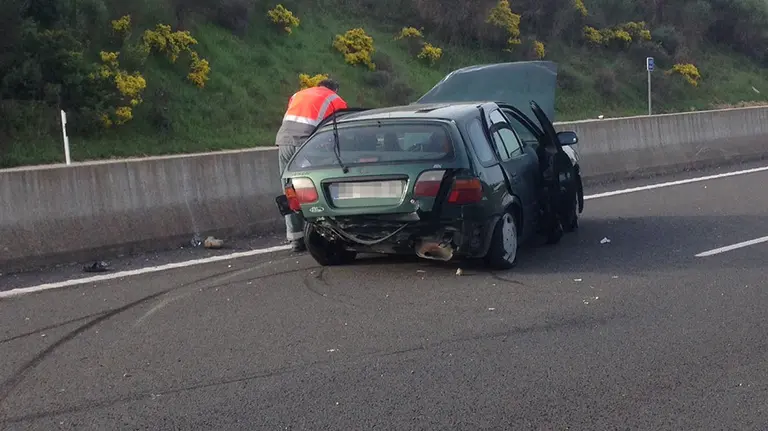Accidente de coche en la A12, en el que el conductor dio positivo en la prueba de alcoholemia. POLICÍA FORAL