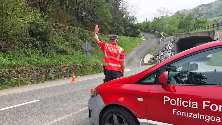 Control de la Policía Foral en el acceso a la N121A. POLICÍA FORAL