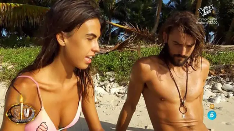 La pamplonesa Sofía Suescun conversa con su compañero de reality show, Logan TELECINCO