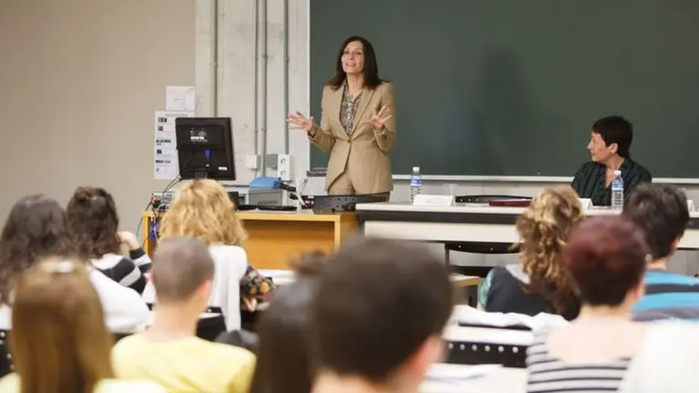 La profesora Begoña Urien, durante la sesión sobre los grados en Trabajo Social y Sociología Aplicada en la UPNA. UPNA