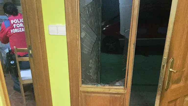 Una agente de la Policía Foral recoge la denuncia por daños realizados en una vivenda de Santacara, donde un inquilino se ha enfrentado a su casero en un arrebato de violencia POLICÍA FORAL