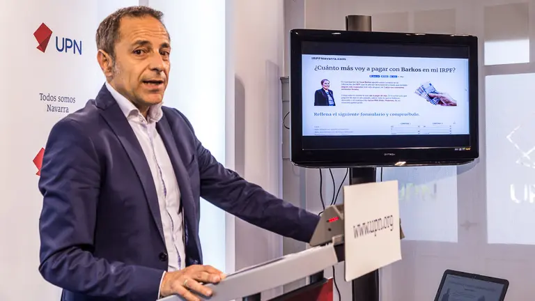 El portavoz de UPN en la Comisión de Hacienda y Política Financiera del Parlamento, Juan Luis Sánchez de Muniáin, analiza la campaña del IRPF (07). IÑIGO ALZUGARAY
