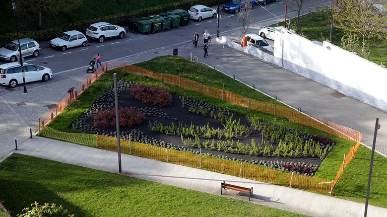 Imagen del jardín con forma de tulipán ubicado en las inmediaciones del molina de Caparroso, junto al río Arga, dentro del proyecto Barrios de Colores AYUNTAMIENTO DE PAMPLONA