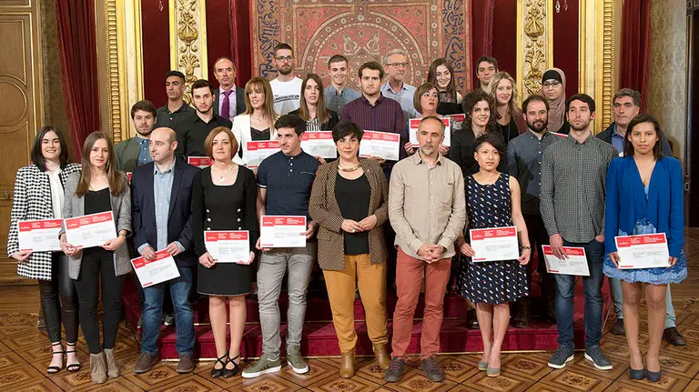 La consejera Solana, con responsables del Departamento y alumnado premiado en los Premios Extraordinarios de FP, Artes Plásticas y Diseño. GOBIERNO DE NAVARRA