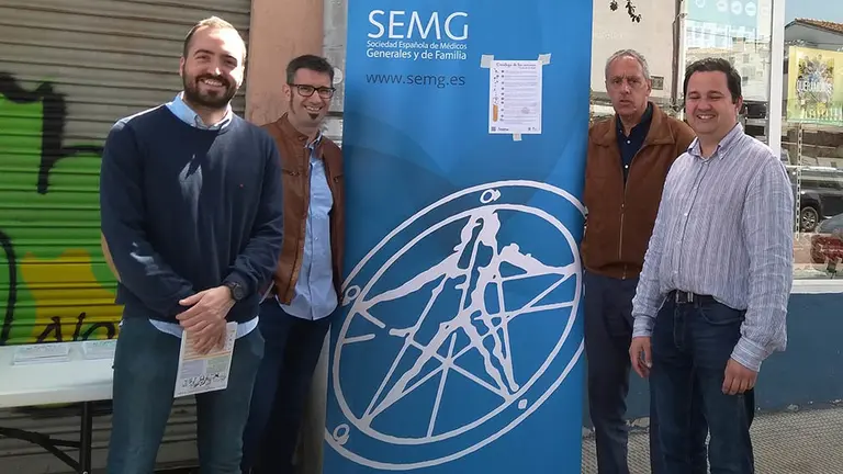 De derecha a izquierda, Miguel Laja Gavilán, enfermero del CS Noáin, y los doctores Luis Mendo, de SEMERGEN Navarra; Manuel Mozota, de SEMG Navarra y Raimon Pelach, de ANPE