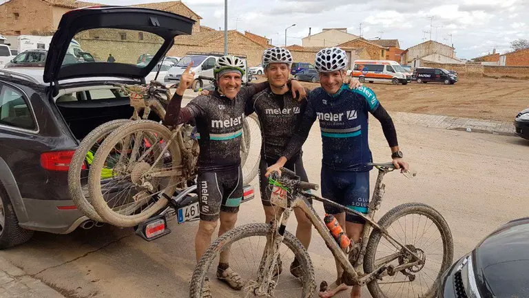 Los tres navarros aficionados a la bicicleta posan después de una dura jornada de entrenamiento en la Comunidad foral.jpg
