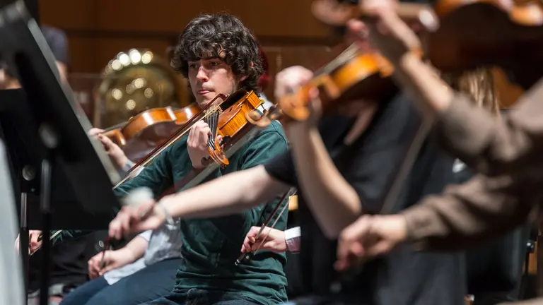 Jóvenes estudiantes de la Orquesta del Conservatorio Superior de Música de Navarra ensayan en Baluarte junto a la Sinfónica de Navarra (27). IÑIGO ALZUGARAY