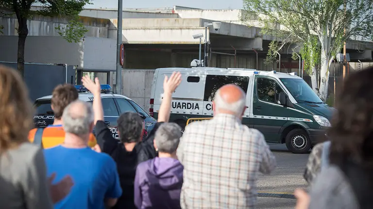 Varias personas protestan contra la imputación del delito de terrorismo en la octava jornada del juicio en la Audiencia Nacional por la agresión a dos guardias civiles en Alsasua (Navarra) en 2016. La sesión de hoy cuenta con la declaración de los últimos peritos, tras lo que comenzará la fase de conclusiones. EFE/ Fernando Villar
