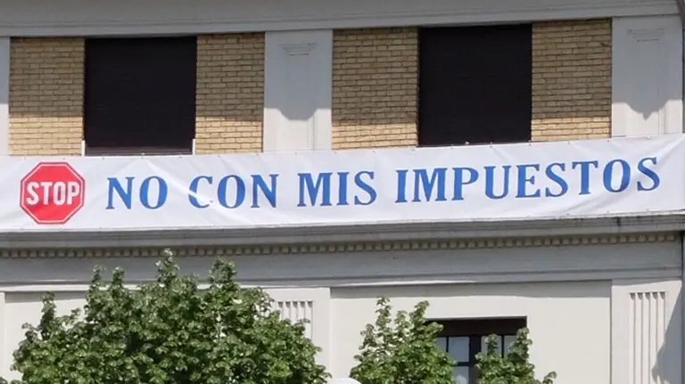 La sede de UPN ha colocado un cartel reivindicativo dirigido al Gobierno del cuatripartito con el lema Nacionalismo STOP No con mis impuestos NAVARRACOM