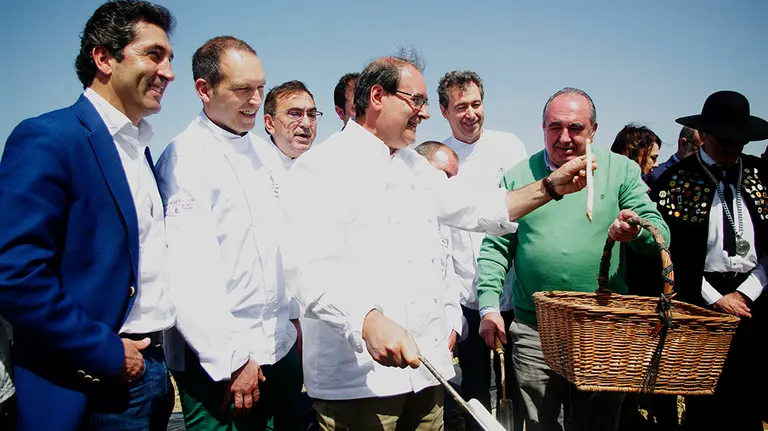 El chef Hilario Arbelaitz en el acto de la VIII Cata del primer espárrago de Navarra. CEDIDA