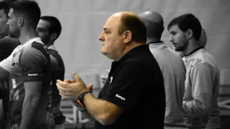 Zupo Equísoain en el banquillo del Benidorm. Twitter Benidorm.