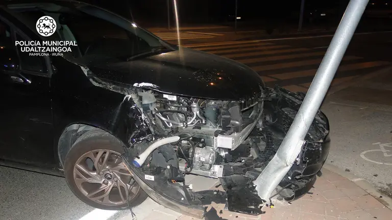 Salida de vía en Lezkairu en la que ha resultado dañada una farola tras el impacto de un vehículo. POLICÍA MUNICIPAL