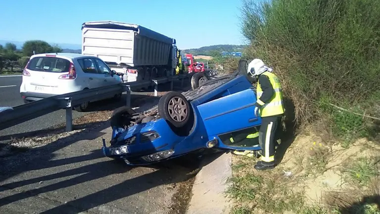 Los bomberos rescatan a un ocupante atrapado en un vuelco en Puente la Reina. BOMBEROS DE NAVARRA
