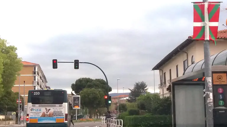 Imagen de una de las ikurriñas colocada en el alumbrado público con motivo de las fiestas del barrio pamplonés de la Chantrea CEDIDA