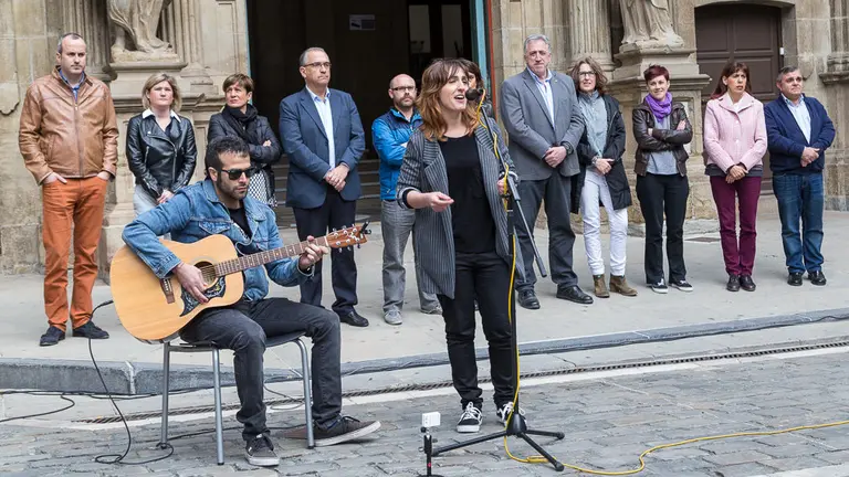 El Ayuntamiento de Pamplona conmemora el Día de la Visibilidad Lésbica (14). IÑIGO ALZUGARAY
